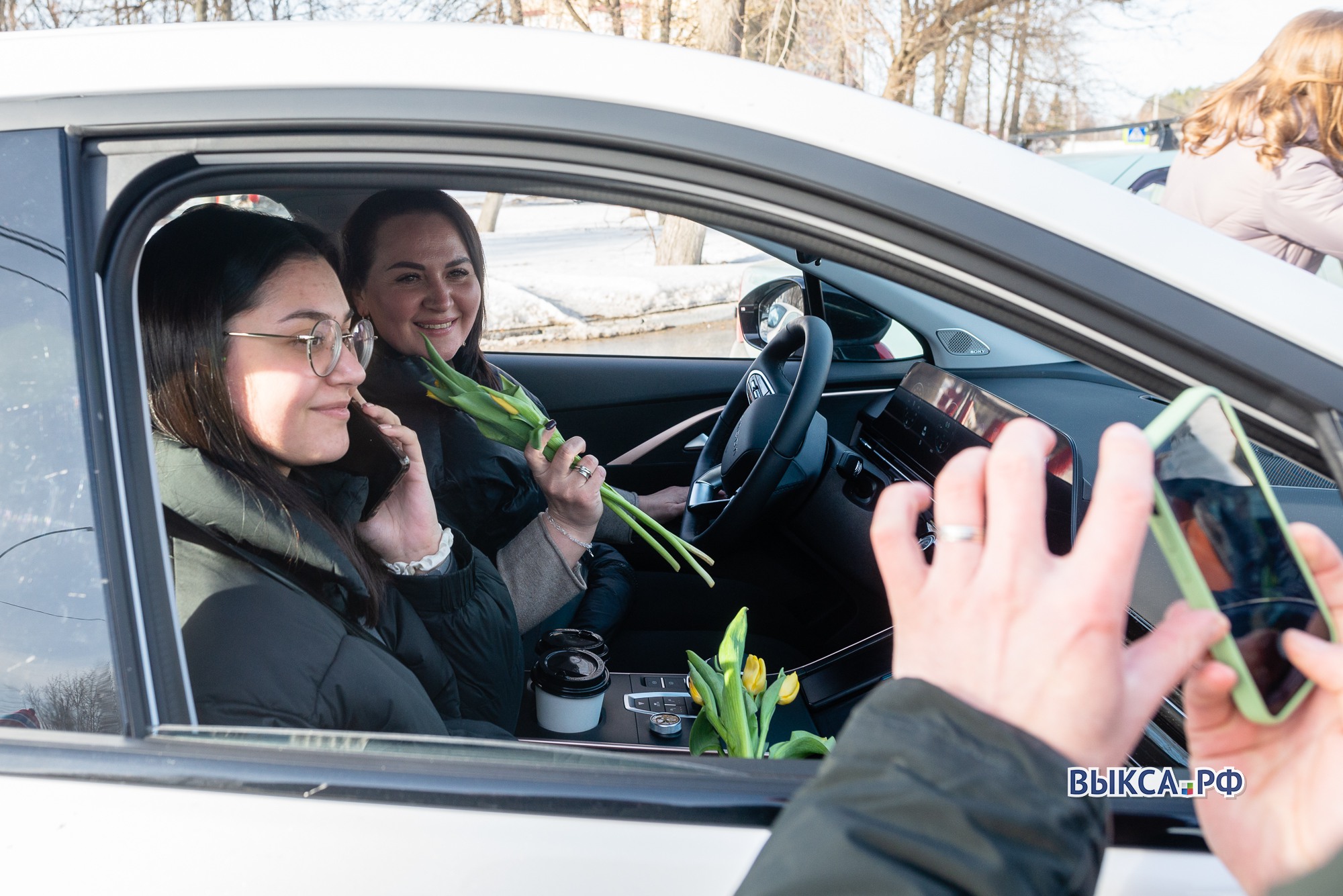 Остановитесь, вам цветы! Женщин-водителей и пассажиров поздравили с 8 Марта  ?